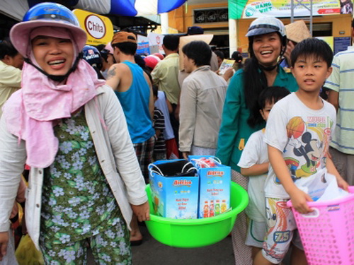 "Ngày vàng hàng Việt" tại chợ Phú Lâm 1