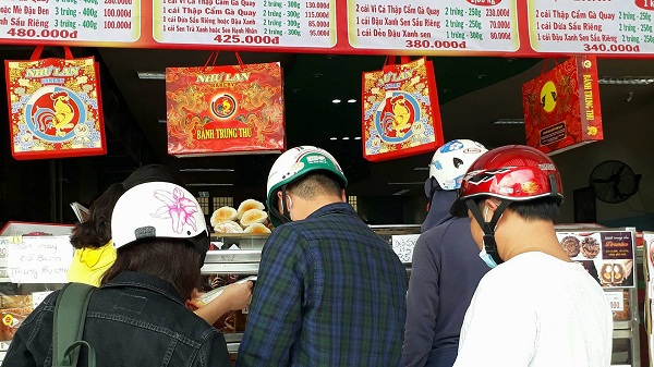 Người tiêu dùng chọn bánh tại cửa hàng Như Lan voh.com.vn