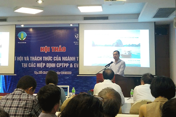 Ông Trần Đình Luân, Phó Tổng Cục trưởng Tổng Cục thủy sản phát biểu tại hội thảo