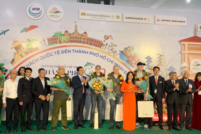 Lễ đón đoàn khách quốc tế đầu tiên đến TPHCM trong năm mới 2020.