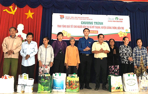 Đoàn Khối Dân - Chính - Đảng TPHCM thăm và tặng quà cho gia đình chính sách khó khăn, hộ nghèo