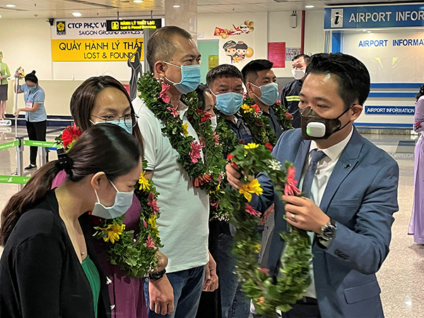 Ông Lê Trương Hiền Hòa, Giám đốc Trung tâm Xúc tiến Du lịch đeo vòng hoa cho những du khách đầu tiên.