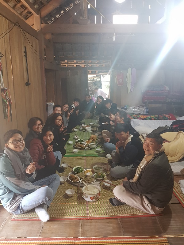 Tình nguyện viên dùng cơm cùng với người dân huyện Vân Hồ