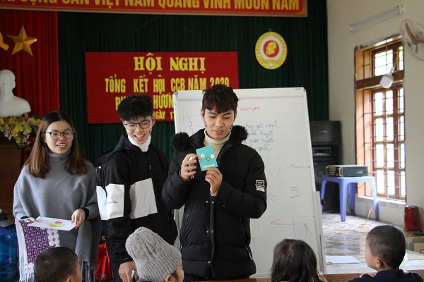  Các bạn trẻ đang dạy học cho các bé ở huyện Vân Hồ khi đến du lịch