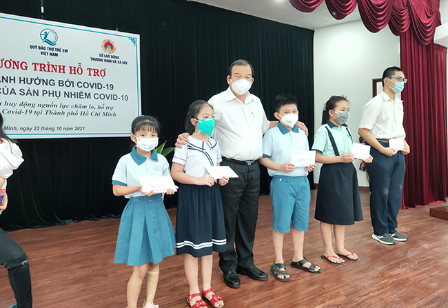 TPHCM hơn 900 trẻ em mồ côi vì Covid-19 nhận học bổng 1