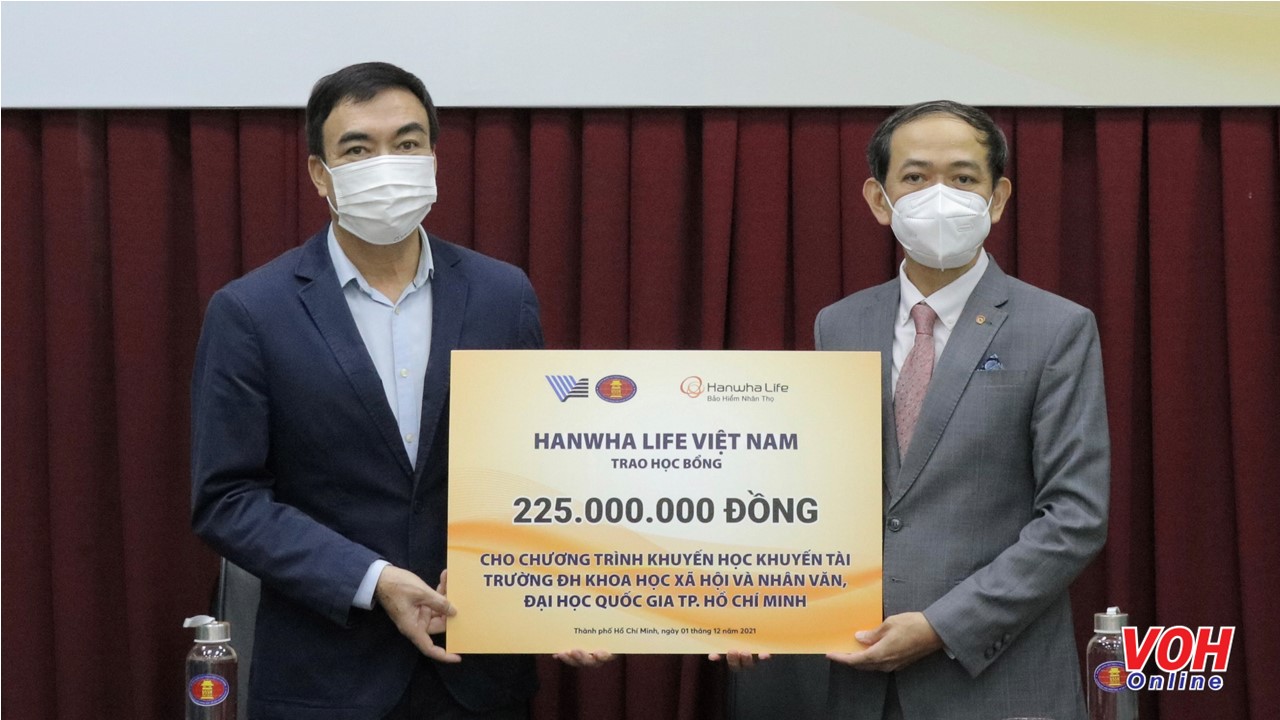 Hanwha Life Việt Nam trao tặng 225 triệu đồng học bổng cho sinh viên vượt khó