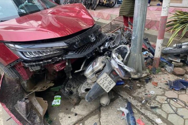 Tin tức tai nạn giao thông hôm nay 14/12/2021: Xế hộp đâm hàng loạt xe máy, một người bị thương 2