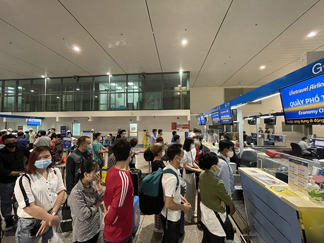 Hành khách làm thủ tục check-in tại Cảng hàng không quốc tế Tân Sơn Nhất