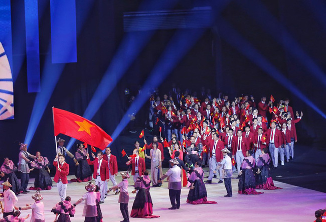 Vu Thanh An raises the opening flag for the Vietnamese delegation - more than 140 gunmen take part in the pre-SEA Games