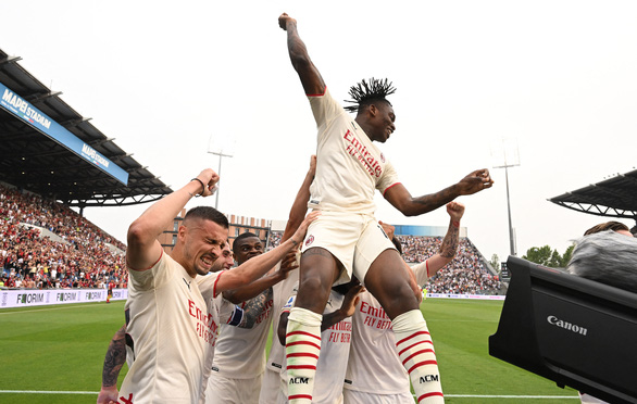 AC Milan wins A-series title after 11 years