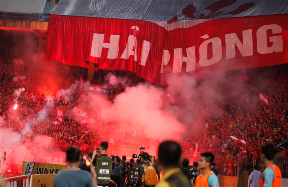 Hanoi FC suffers heavy losses - Thong Nhat stadium plans to fight flare