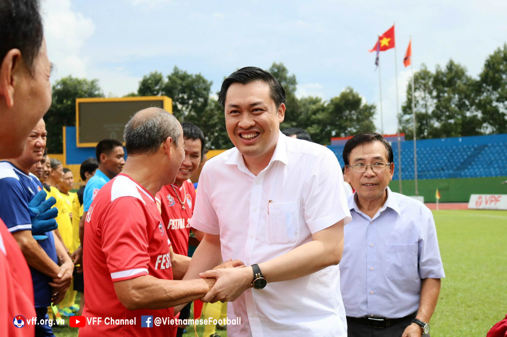 Mr. Cao Wenchong, vice chairman of VFF and head of the organizing committee, shook hands to welcome former players from the North, Central and South regions to participate.